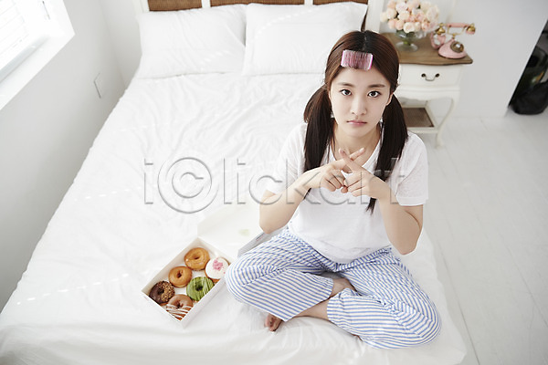 결심 10대 십대여자한명만 여자 청소년 한국인 한명 JPG 앞모습 포토 하이앵글 X 금지 다이어트 도넛 방 손짓 실내 아니오 앉기 양갈래머리 여학생 잠옷 전신 침대 침실 포즈 학생 헤어롤