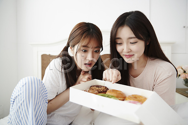 우정 10대 두명 십대여자만 여자 청소년 한국인 JPG 아웃포커스 앞모습 포토 가리킴 긴머리 도넛 들기 미소(표정) 방 상반신 손짓 실내 앉기 양갈래머리 여학생 응시 잠옷 친구 침대 침실 파자마파티 학생