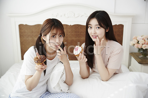 우정 10대 두명 십대여자만 여자 청소년 한국인 JPG 아웃포커스 앞모습 포토 긴머리 도넛 들기 방 상반신 손짓 실내 앉기 양갈래머리 여학생 응시 잠옷 친구 침대 침실 파자마파티 학생