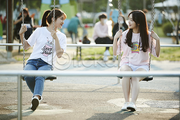 산책 우정 즐거움 10대 두명 여자 청소년 한국인 JPG 아웃포커스 앞모습 포토 공원 그네 그네타기 놀이터 미소(표정) 앉기 야외 여학생 응시 전신 주간 친구 학생