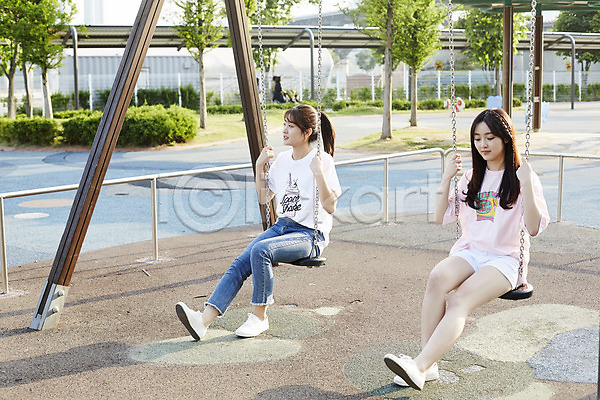 산책 우정 즐거움 10대 두명 십대여자만 여자 청소년 한국인 JPG 아웃포커스 앞모습 옆모습 포토 공원 그네 그네타기 놀이터 미소(표정) 앉기 야외 여학생 응시 전신 주간 친구 학생