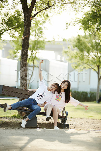 산책 우정 즐거움 10대 두명 십대여자만 여자 청소년 한국인 JPG 아웃포커스 앞모습 포토 공원 나무 벤치 사진촬영 앉기 야외 여학생 웃음 의자 장난 전신 주간 친구 학생