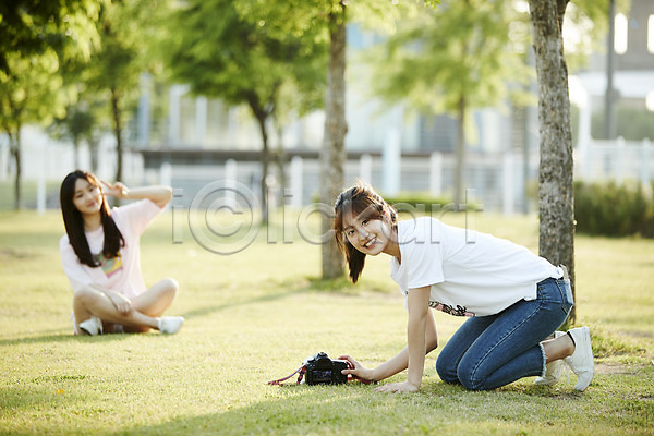 산책 우정 즐거움 10대 두명 십대여자만 여자 청소년 한국인 JPG 아웃포커스 앞모습 옆모습 포토 공원 나무 브이 사진촬영 앉기 야외 여학생 웃음 장난 전신 주간 초원(자연) 친구 카메라 학생