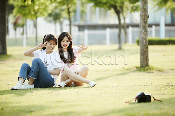 산책 우정 즐거움 10대 두명 십대여자만 여자 청소년 한국인 JPG 아웃포커스 앞모습 포토 공원 나무 브이 사진촬영 셀프카메라 앉기 야외 여학생 웃음 전신 주간 초원(자연) 친구 카메라 학생