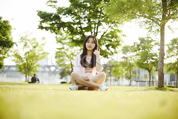 산책 10대 십대여자한명만 여자 청소년 한국인 한명 JPG 아웃포커스 앞모습 포토 가부좌 공원 나무 앉기 야외 여학생 전신 주간 초원(자연) 학생