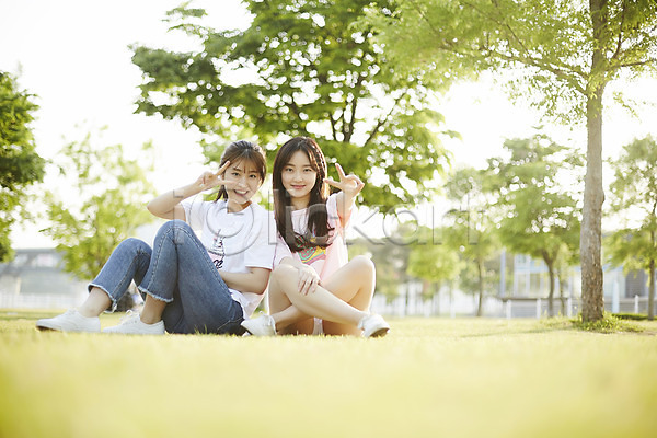 산책 우정 즐거움 10대 두명 십대여자만 여자 청소년 한국인 JPG 아웃포커스 앞모습 포토 공원 나무 브이 사진촬영 앉기 야외 여학생 웃음 전신 주간 초원(자연) 친구 학생