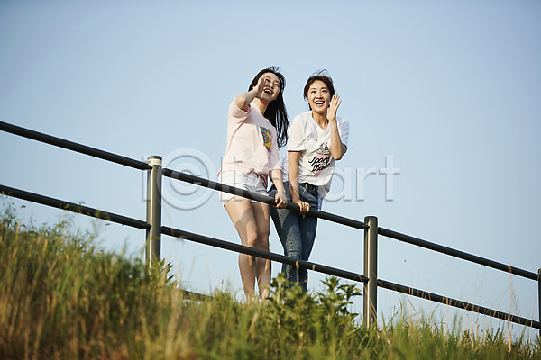 산책 우정 10대 두명 십대여자만 여자 청소년 한국인 JPG 앞모습 포토 공원 기댐 난간 서기 야외 여학생 외침 웃음 응시 전신 주간 친구 학생