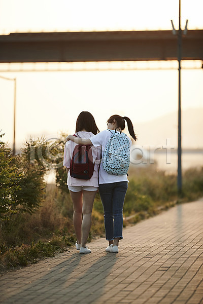 격려 산책 우정 위로 10대 두명 십대여자만 여자 청소년 한국인 JPG 뒷모습 아웃포커스 포토 걷기 공원 다리(건축물) 백팩 산책로 야외 어깨동무 여학생 일몰 전신 주간 친구 학생 한강