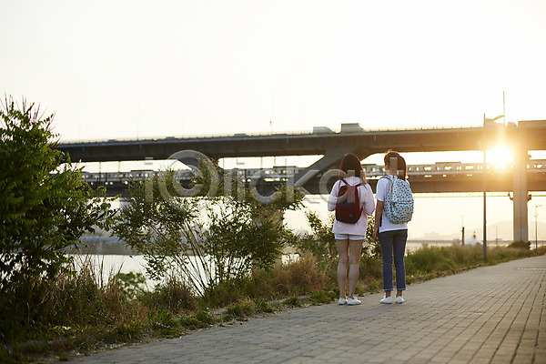 산책 우정 10대 두명 십대여자만 여자 청소년 한국인 JPG 뒷모습 아웃포커스 포토 공원 다리(건축물) 백팩 서기 야외 여학생 일몰 전신 주간 친구 학생 한강