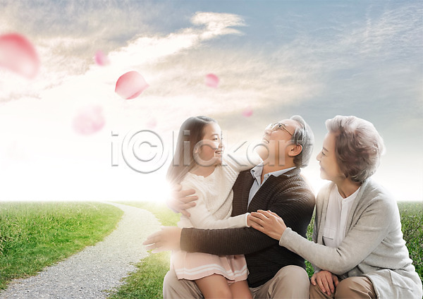 60대 남자 노년 성인 세명 어린이 여자 한국인 PSD 편집이미지 가족 구름(자연) 꽃잎 노을 상반신 손녀 실버라이프 앉기 웃음 잔디 취미 편집 포옹 하늘 할머니 할아버지
