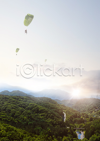 두명 사람 성인 PSD 편집이미지 구름(자연) 낙하산 노을 레저 산 여행 패러글라이딩 편집 풍경(경치) 하늘 햇빛