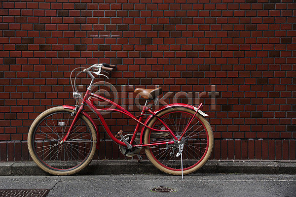 사람없음 JPG 포토 벽 벽돌 벽돌담 벽면 야외 자전거 자전거주차 주간 한대