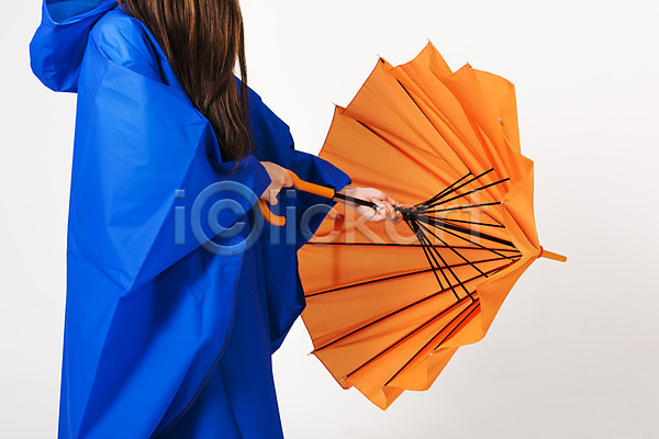 성인 성인여자한명만 여자 한명 JPG 옆모습 포토 들기 비(날씨) 상반신 스튜디오촬영 실내 여름(계절) 우비 우산 장마 주황색 파란색