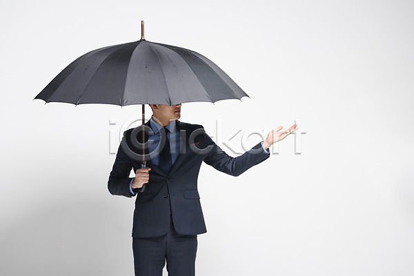 남자 성인 성인남자한명만 한명 JPG 앞모습 포토 검은색 들기 비(날씨) 상반신 스튜디오촬영 실내 여름(계절) 우산 장마 정장