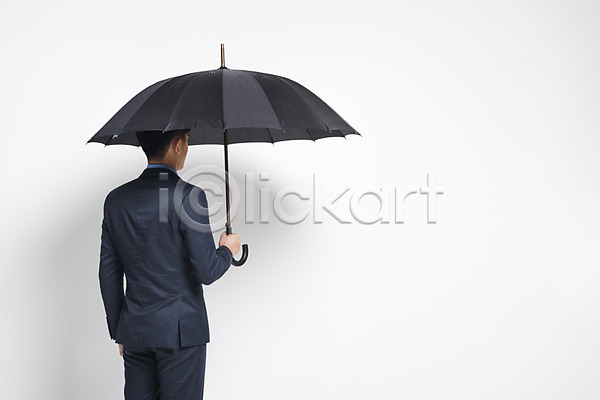 남자 성인 성인남자한명만 한명 JPG 뒷모습 포토 검은색 들기 비(날씨) 상반신 스튜디오촬영 실내 여름(계절) 우산 장마 정장