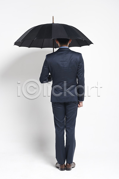 남자 성인 성인남자한명만 한명 JPG 뒷모습 포토 검은색 들기 비(날씨) 스튜디오촬영 실내 여름(계절) 우산 장마 전신 정장