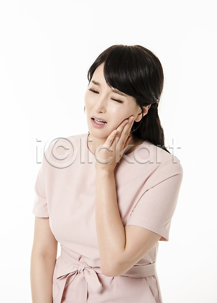 고통 30대 성인 성인여자한명만 여자 한국인 한명 JPG 앞모습 포토 누름 상반신 서기 스튜디오촬영 실내 찡그림 치통