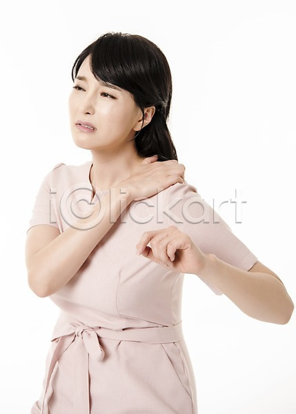 고통 30대 성인 성인여자한명만 여자 한국인 한명 JPG 앞모습 포토 근육통 누름 상반신 서기 스튜디오촬영 실내 어깨 응시 찡그림