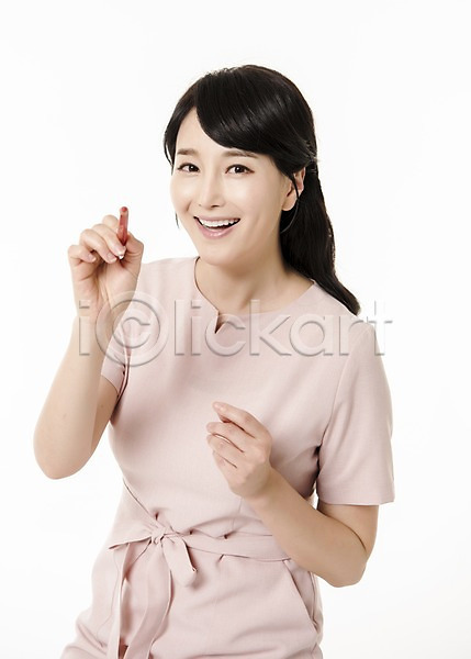 30대 성인 성인여자한명만 여자 한국인 한명 JPG 앞모습 포토 교사 들기 미소(표정) 빨간펜 상반신 서기 스튜디오촬영 실내