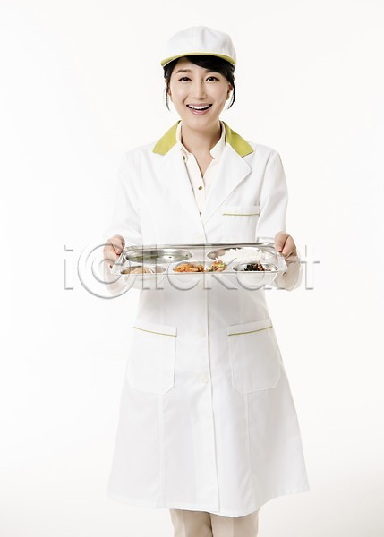30대 성인 성인여자한명만 여자 한국인 한명 JPG 앞모습 포토 급식 들기 미소(표정) 상반신 서기 스튜디오촬영 식판 실내 영양사