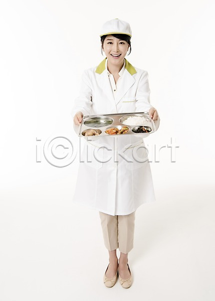 30대 성인 성인여자한명만 여자 한국인 한명 JPG 앞모습 포토 급식 들기 미소(표정) 서기 스튜디오촬영 식판 실내 영양사 전신