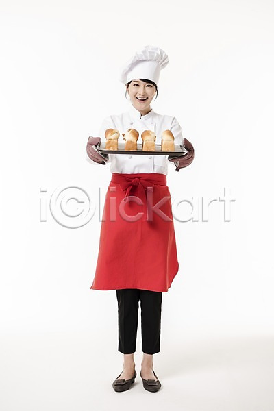 30대 성인 성인여자한명만 여자 한국인 한명 JPG 앞모습 포토 들기 미소(표정) 서기 소상공인 스튜디오촬영 식빵 실내 요리사 전신 제빵사 조리복