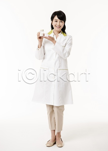 30대 성인 성인여자한명만 여자 한국인 한명 JPG 앞모습 포토 들기 미소(표정) 서기 스튜디오촬영 실내 약병 약사 의사가운 전신