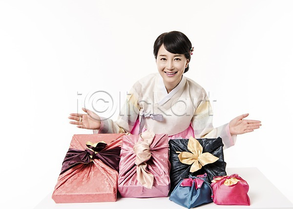 30대 성인 성인여자한명만 여자 한국인 한명 JPG 앞모습 포토 미소(표정) 상반신 선물 선물상자 손짓 스튜디오촬영 실내 앉기 한복