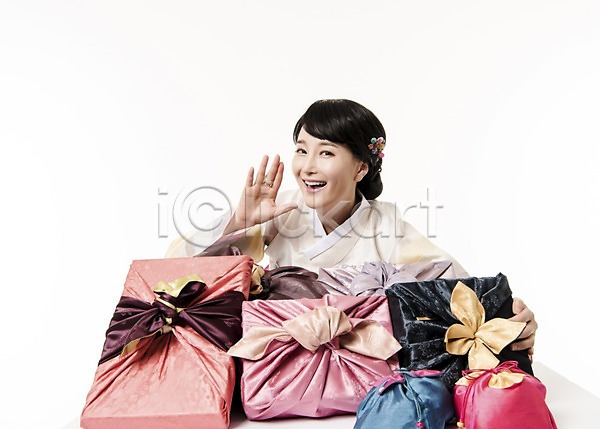 30대 성인 성인여자한명만 여자 한국인 한명 JPG 앞모습 포토 미소(표정) 상반신 선물 선물상자 손짓 스튜디오촬영 실내 앉기 외침 한복