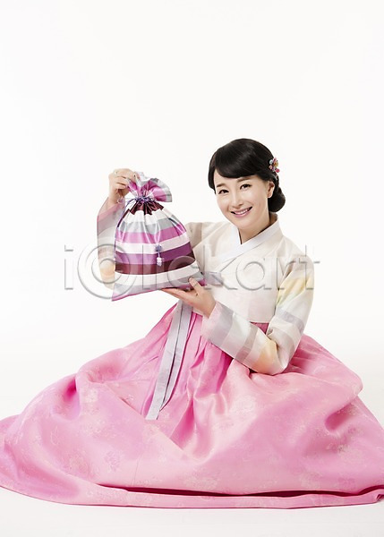 30대 성인 성인여자한명만 여자 한국인 한명 JPG 앞모습 포토 들기 미소(표정) 복주머니 선물 스튜디오촬영 실내 앉기 전신 한복