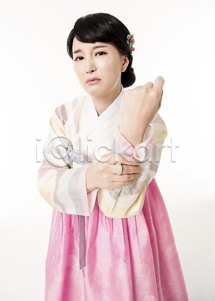 불만 30대 성인 성인여자한명만 여자 한국인 한명 JPG 앞모습 포토 상반신 서기 손목 손목통증 스튜디오촬영 실내 주무르기 찡그림 한복 힘듦
