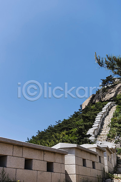 사람없음 JPG 포토 나무 산 성 성곽길 야외 인왕산 자연 전통 주간 트래킹 풍경(경치) 하늘 한국 한국건축 한양도성