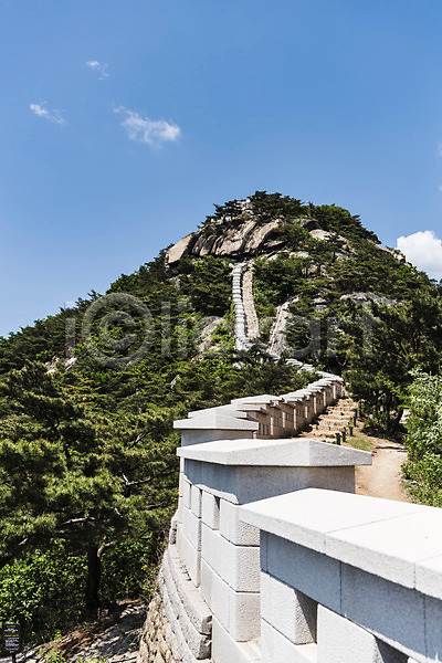 사람없음 JPG 포토 구름(자연) 길 돌담 산 성 성곽길 야외 인왕산 자연 전통 주간 트래킹 풍경(경치) 하늘 한국 한국건축 한양도성