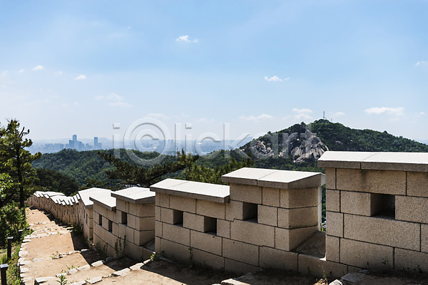 사람없음 JPG 포토 건물 길 나무 돌담 산 성 성곽길 야외 인왕산 자연 전통 주간 트래킹 풍경(경치) 하늘 한국 한국건축 한양도성