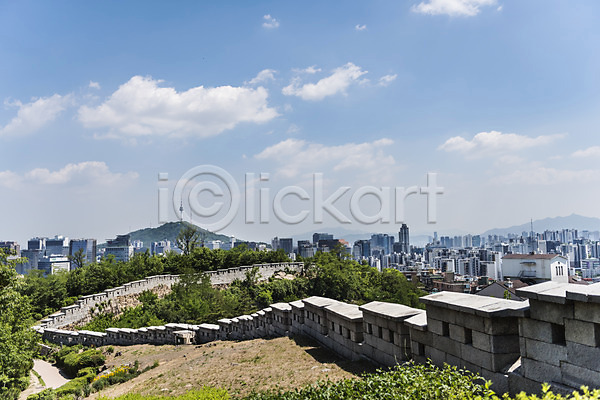 사람없음 JPG 포토 길 나무 돌담 빌딩 빌딩숲 성 성곽길 야외 인왕산 자연 전통 주간 트래킹 풍경(경치) 하늘 한국 한국건축 한양도성