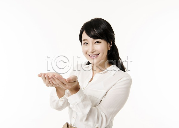30대 성인 성인여자한명만 여자 한국인 한명 JPG 앞모습 포토 들기 미소(표정) 상반신 서기 손모으기 스튜디오촬영 실내 주부