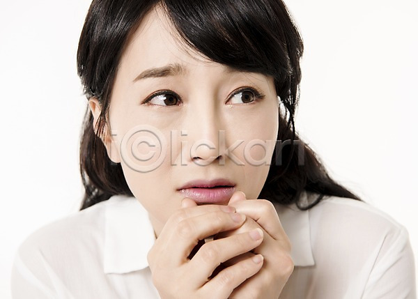무서움 30대 성인 성인여자한명만 여자 한국인 한명 JPG 앞모습 포토 공포 놀람 상반신 서기 스튜디오촬영 실내 응시 입가림 주부