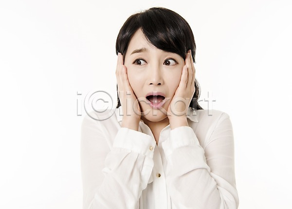 무서움 30대 성인 성인여자한명만 여자 한국인 한명 JPG 앞모습 포토 공포 놀람 상반신 서기 스튜디오촬영 실내 응시 입가림 주부