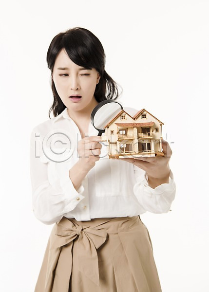 30대 성인 성인여자한명만 여자 한국인 한명 JPG 앞모습 포토 금융 돋보기 들기 모형 부동산 상반신 서기 스튜디오촬영 실내 응시 주부 주택