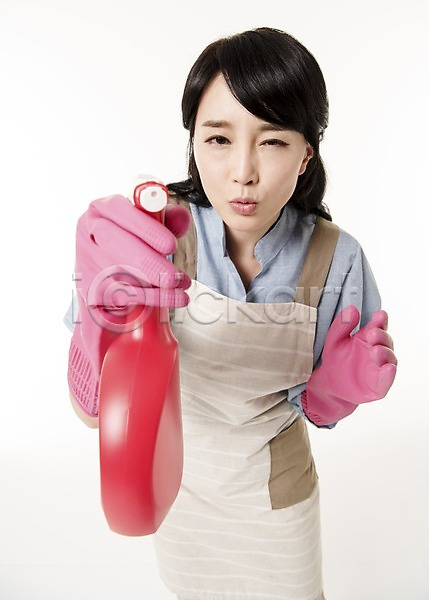 30대 성인 성인여자한명만 여자 한국인 한명 JPG 근접촬영 앞모습 포토 가사 고무장갑 들기 상반신 서기 세정제 스튜디오촬영 실내 앞치마 주부