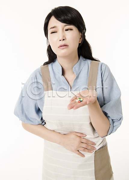 30대 성인 성인여자한명만 여자 한국인 한명 JPG 앞모습 포토 들기 복통 상반신 서기 스튜디오촬영 실내 알약 응시 주부 찡그림