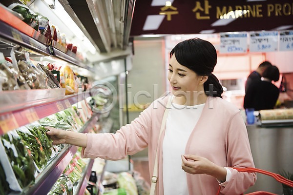 30대 성인 세명 여자 한국인 JPG 아웃포커스 앞모습 포토 마트 미소(표정) 상반신 서기 실내 응시 장보기 주부 채소