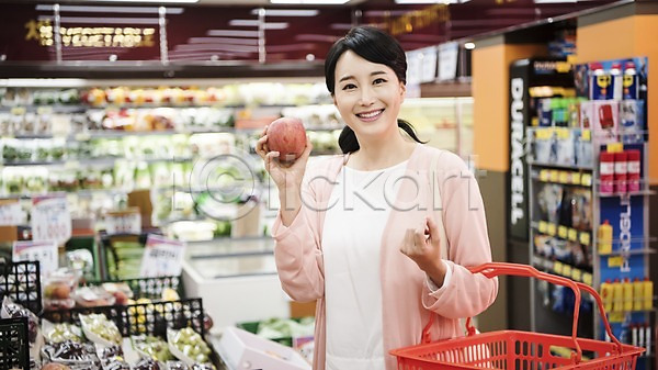 30대 성인 성인여자한명만 여자 한국인 한명 JPG 아웃포커스 앞모습 포토 들기 마트 미소(표정) 사과 상반신 서기 실내 장바구니 장보기 주부