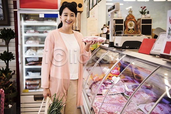 30대 성인 성인여자한명만 여자 한국인 한명 JPG 아웃포커스 앞모습 포토 돼지고기 들기 마트 미소(표정) 삼겹살 상반신 서기 실내 장보기 주부