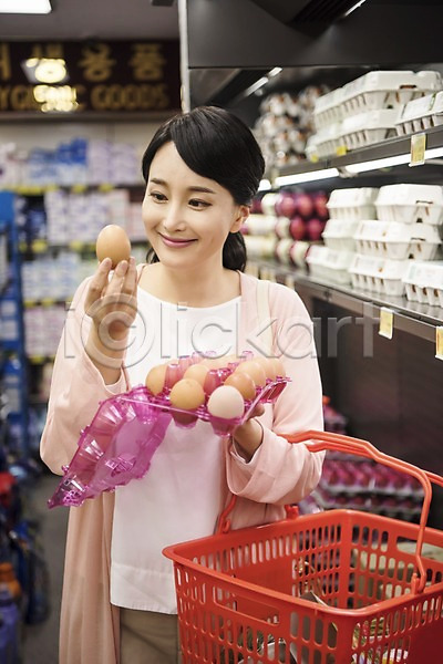 30대 성인 성인여자한명만 여자 한국인 한명 JPG 아웃포커스 앞모습 포토 계란 들기 마트 미소(표정) 상반신 서기 실내 응시 장바구니 장보기 주부