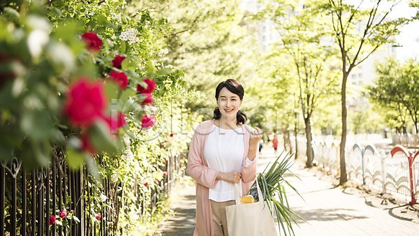 30대 성인 성인여자한명만 여자 한국인 한명 JPG 아웃포커스 앞모습 포토 나무 들기 미소(표정) 상반신 서기 야외 장미 장바구니 주간 주부 채소
