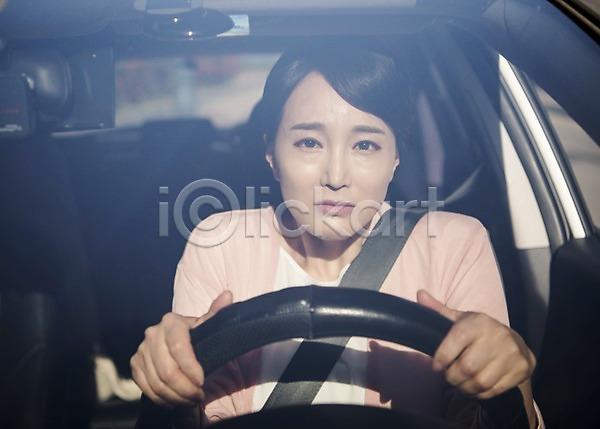 긴장 불안 30대 성인 성인여자한명만 여자 한국인 한명 JPG 앞모습 포토 상반신 안전벨트 앉기 야외 운전 응시 자동차 주간 주부