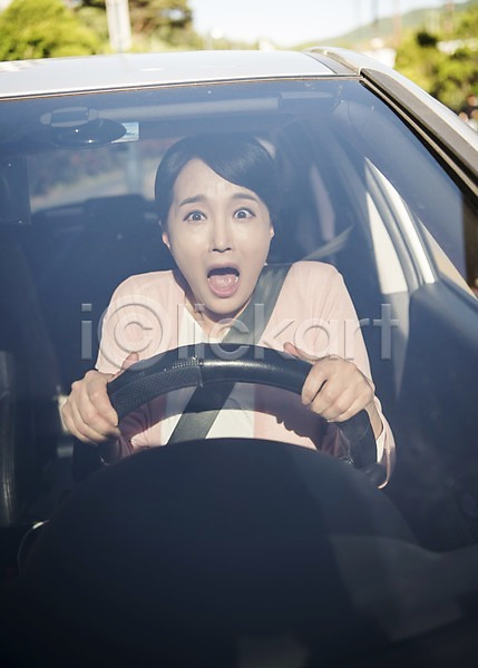 30대 성인 성인여자한명만 여자 한국인 한명 JPG 앞모습 포토 교통사고 놀람 상반신 앉기 야외 운전 자동차 접촉사고 주간 주부 차사고