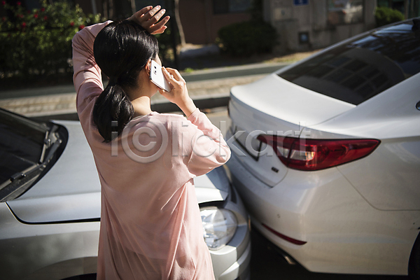 30대 성인 성인여자한명만 여자 한국인 한명 JPG 뒷모습 아웃포커스 포토 교통사고 들기 상반신 서기 스마트폰 야외 자동차 접촉사고 주간 주부 차사고 통화