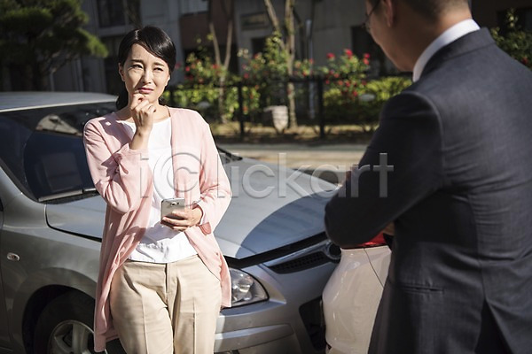 30대 남자 두명 성인 여자 한국인 JPG 뒷모습 아웃포커스 앞모습 포토 교통사고 들기 상반신 서기 스마트폰 야외 응시 자동차 접촉사고 주간 찡그림 차사고